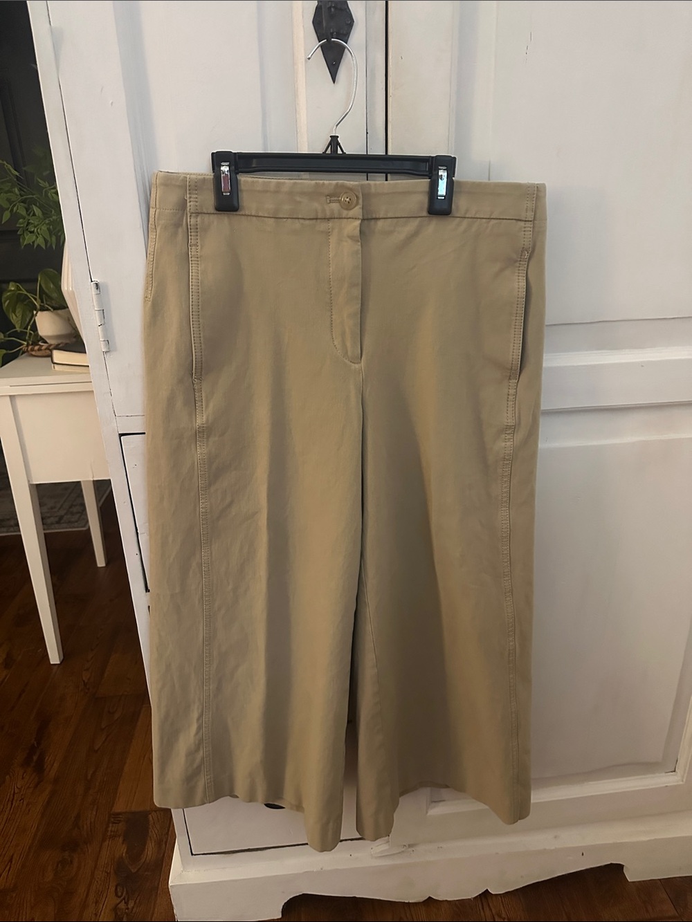 Ann Taylor Classic Khaki A-Line Women's cropped pants size 10